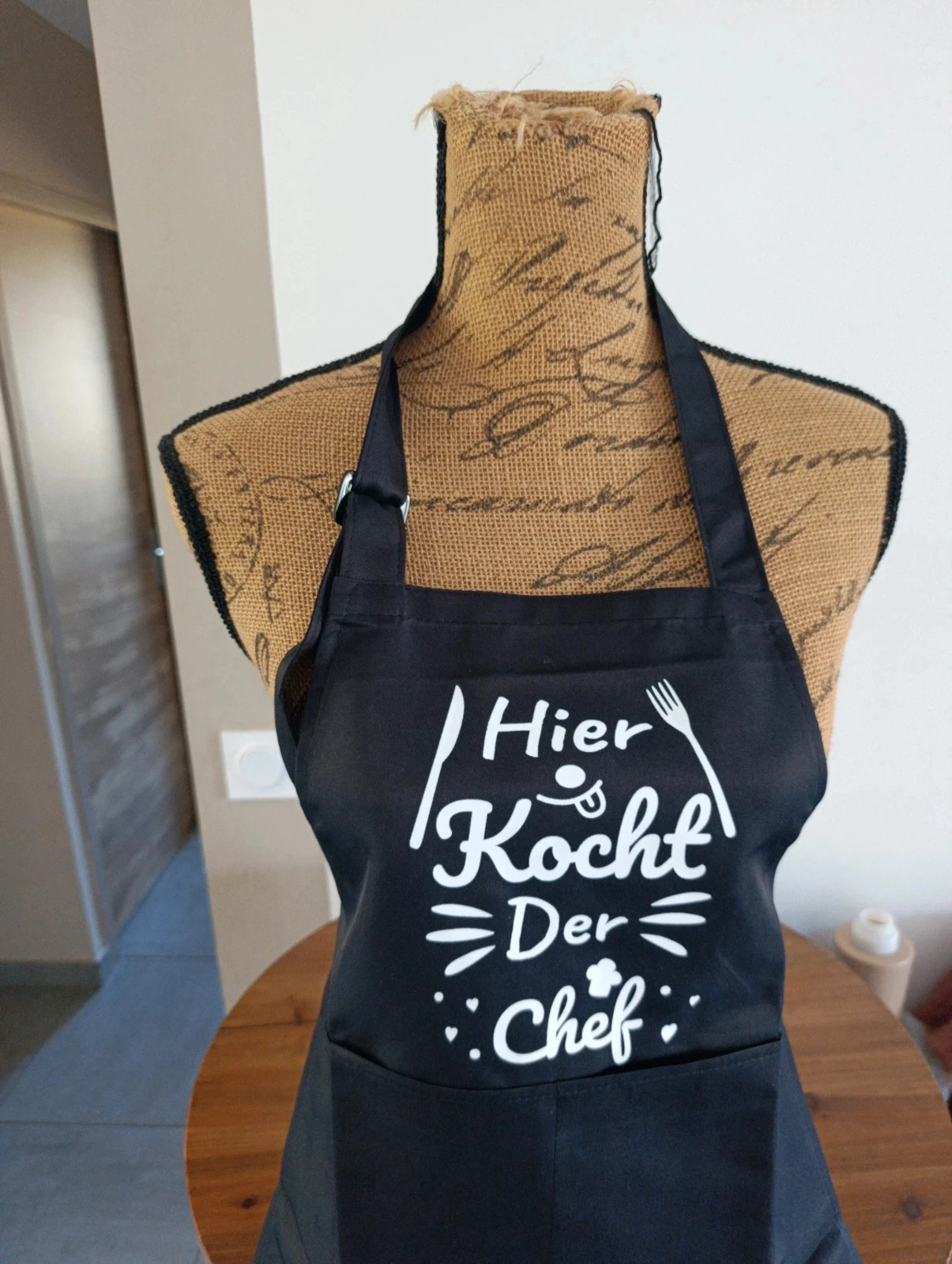 Delantal de cocina infantil negro ajustable – Hier kocht der Chef talla 5 – photo 2